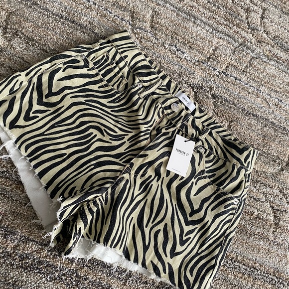 Printed shorts - Picture 2 of 2